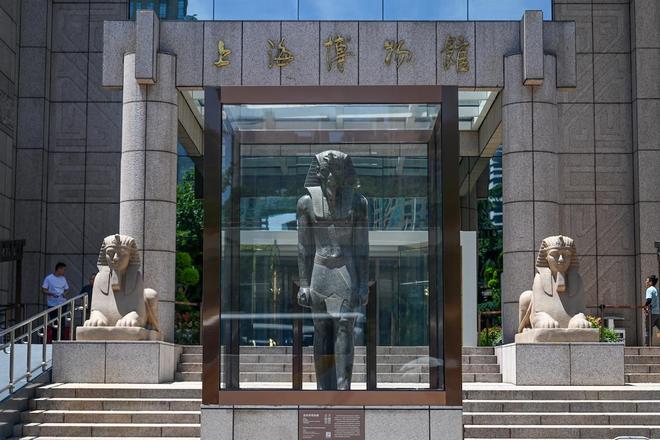 天埃及法老巨像告别上海矗立上博门口400